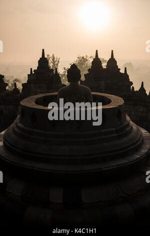 Buddha Statue am borobudor Tempel in Java, Indonesien. Stockfoto