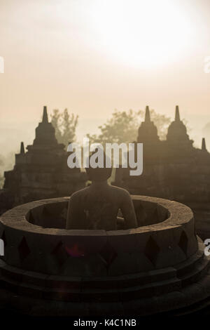 Buddha Statue am borobudor Tempel in Java, Indonesien. Stockfoto