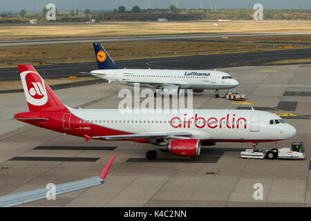 Lufthansa Airbus A320 und A320 airberlin am Flughafen Duesseldorf Stockfoto