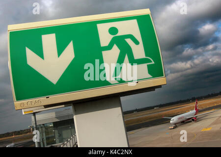 Notausgangsschild mit Airbus A320 von airberlin am Flughafen Düsseldorf Stockfoto