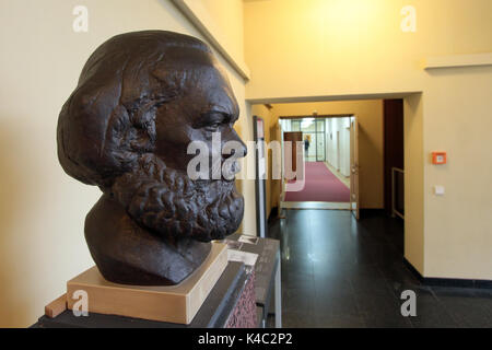 Skulptur von Karl Marx im Flur des ehemaligen DDR-Ministeriums für Staatssicherheit Stockfoto