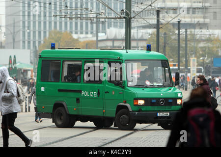 Polizeiauto Im Einsatz Am Alexanderplatz In Berlin Stockfoto