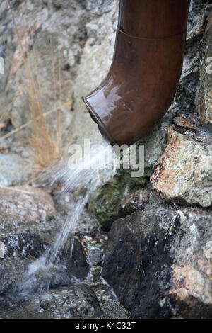 Regenwasser Regen aus dem Rohr 2007 Stockfoto