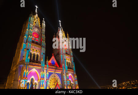 QUITO, ECUADOR - August 9, 2017: Schöne Aussicht bei Nacht der neo-gotischen Basilika der Nationalen Gelübde mit bunten Lichtern während der Quito licht Festival beleuchtet Stockfoto