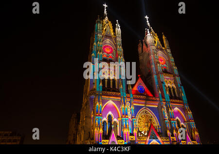 QUITO, ECUADOR - August 9, 2017: Schöne Aussicht bei Nacht der neo-gotischen Basilika der Nationalen Gelübde mit bunten Lichtern während der Quito licht Festival beleuchtet Stockfoto