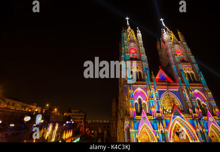 QUITO, ECUADOR - August 9, 2017: Schöne Aussicht bei Nacht der neo-gotischen Basilika der Nationalen Gelübde mit bunten Lichtern während der Quito licht Festival beleuchtet Stockfoto