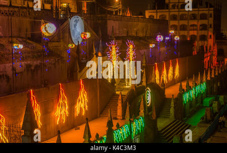 QUITO, ECUADOR - August 9, 2017: Schöne Aussicht bei Nacht der neo-gotischen Basilika der Nationalen Gelübde mit bunten Lichtern während der Quito licht Festival beleuchtet Stockfoto