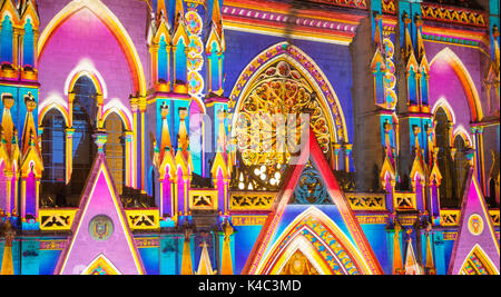 QUITO, ECUADOR - August 9, 2017: Schöne Aussicht bei Nacht der neo-gotischen Basilika der Nationalen Gelübde mit bunten Lichtern während der Quito licht Festival beleuchtet Stockfoto