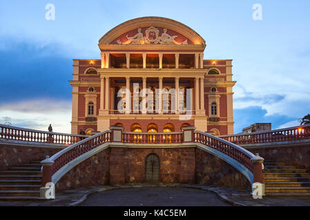 Teatro Amazonas in Manaus, Brasilien. Das berühmte Opernhaus wurde durch die Europäer gebaut. Stockfoto