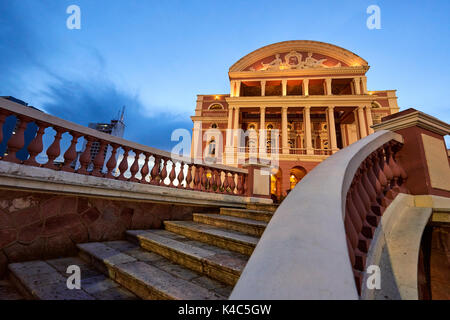 Teatro Amazonas in Manaus, Brasilien. Das berühmte Opernhaus wurde durch die Europäer gebaut. Stockfoto