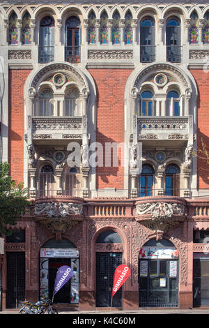 BALVANERA, BUENOS AIRES, ARGENTINIEN - September 2017 - Typische vor einem Gebäude, unten gibt es ein Fitnesscenter Stockfoto