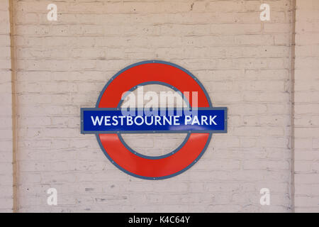 Der Hammersmith&City Linie Zug an der Westbourne Park U-Bahn Station in London. Stockfoto