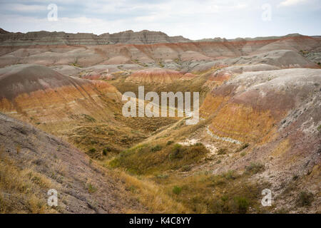 Die Wolken lassen die Sonne Licht Felsformationen in der South Dakota Badlands Stockfoto