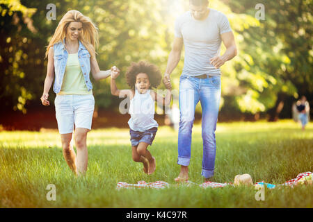 Glückliches junges Paar verbringt Zeit mit ihrer Tochter Stockfoto