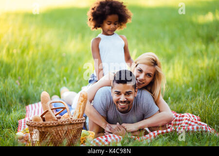 Glückliche Familie Spaß Zeit mit Picknick Stockfoto