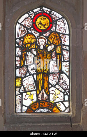 Ein Glasfenster in der Pfarrkirche von St. James an Southrepps, Norfolk, England, Vereinigtes Königreich. Stockfoto