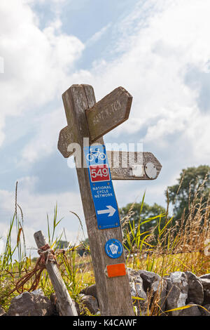 Einen hölzernen Fußweg unterzeichnen und National Cycle Network anmelden, in der nähe von Hartington, Derbyshire, England, Großbritannien Stockfoto