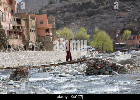 Berber Kreuzung Holzbrücke, setti Fatma Markt, Ourika Valley, Atlas, Marokko Stockfoto