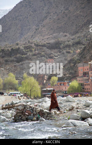 Berber Kreuzung Holzbrücke, setti Fatma Markt, Ourika Valley, Atlas, Marokko Stockfoto