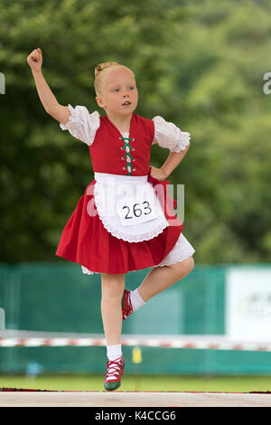 Aberlour, Schottland, Großbritannien. 05 Aug, 2017: Junge Tänzerin Durchführung der Irischen Jig während der 2017 Highland Games in Aberlour, Schottland. Stockfoto