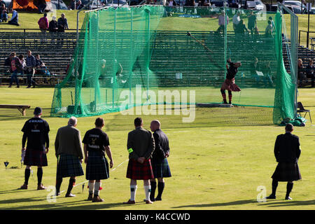 Braemar, Schottland, Großbritannien. 02 Sep, 2017: Athleten bei den 22 lb Hammer konkurrierenden Ereignis während der 2017 Braemar Highland Games werfen. Stockfoto