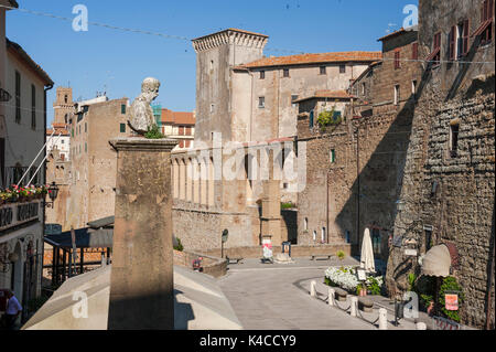 Pitigliano auf Felsen, schmale hohe gebaute Häuser, gebaut von Volcan Tuffstein, Toskana, Italien Stockfoto