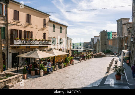 Pitigliano auf Felsen, schmale hohe gebaute Häuser, gebaut von Volcan Tuffstein, Toskana, Italien Stockfoto