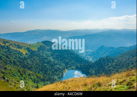 Landschaft Panorama Des Naturparks Ballons Des Vosges Mit Dem Schiessrothrieder See Von Hohneck, Elsass, Frankreich Stockfoto