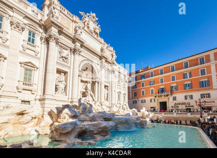 Rom ITALIEN Rom Italien Neu gereinigt der Trevi Brunnen durch den Palazzo Poli tagsüber Rom Italien Lazio EU Europa gesichert Stockfoto