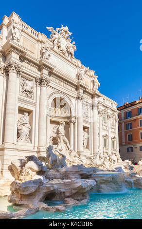 Rom Italien der Trevi Brunnen durch den Palazzo Poli tagsüber Rom Italien Lazio EU Europa gesichert Stockfoto