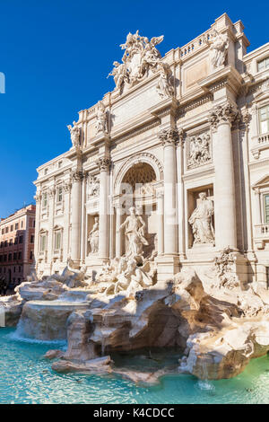 Rom Italien der Trevi Brunnen durch den Palazzo Poli tagsüber Rom Italien Lazio EU Europa gesichert Stockfoto