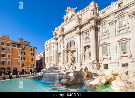 Rom Italien der Trevi Brunnen durch den Palazzo Poli tagsüber Rom Italien Lazio EU Europa gesichert Stockfoto