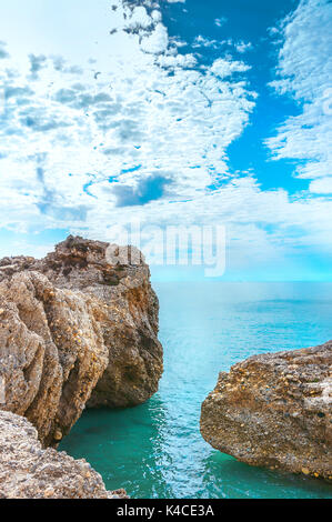 Die Felsen an der Küste, Wellen reflektierenden Sonnenstrahlen in klares Wasser, Mittelmeer an der Costa del Sol, Andalusien, Spanien Stockfoto