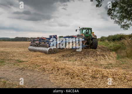 Großbritannien Landwirtschaft - 4 meter Philip Watkins Falten gezogenen drücken und John Deere 7530 Traktor bei der Arbeit Stockfoto