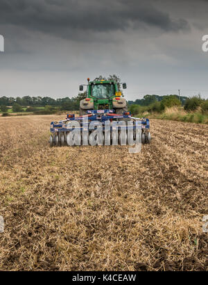 Großbritannien Landwirtschaft - 4 meter Philip Watkins Falten gezogenen drücken und John Deere 7530 Traktor bei der Arbeit mit Kopie Raum Stockfoto