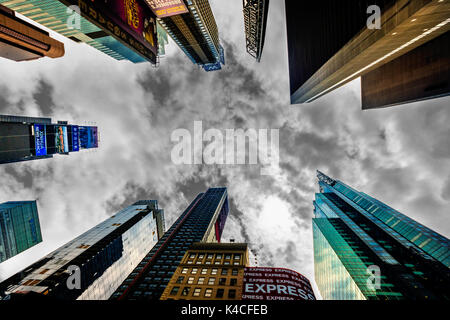 Hohes Wolkenkratzer am Times Square in New York City. Der Ort ist bekannt als der weltweit verkehrsreichsten Platz für Fußgänger und ein Wahrzeichen in Manhattan, USA. Stockfoto
