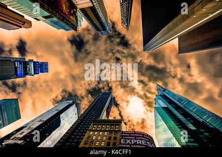 Hohes Wolkenkratzer am Times Square in New York City. Der Ort ist bekannt als der weltweit verkehrsreichsten Platz für Fußgänger und ein Wahrzeichen in Manhattan, USA. Stockfoto