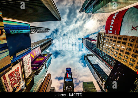 Hohes Wolkenkratzer am Times Square in New York City. Der Ort ist bekannt als der weltweit verkehrsreichsten Platz für Fußgänger und ein Wahrzeichen in Manhattan Stockfoto