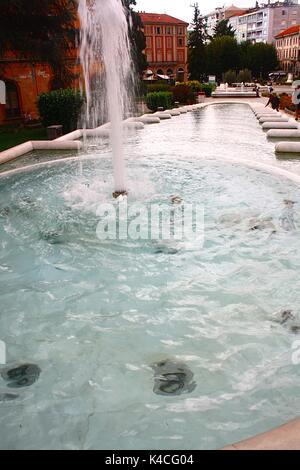 Der Wasserfall von Acqui Terme (Italien). Ganz in weißem Marmor aus Carrara 5 Stockfoto