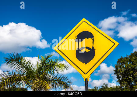 Hipster Friseur Schild über blauen Himmel Stockfoto