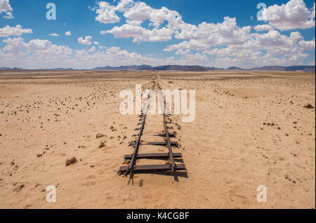 Verlassene Gleise in der Wüste, Namibia Stockfoto