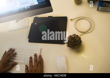 Geschäftsmann, arbeiten an seinem Schreibtisch Stockfoto