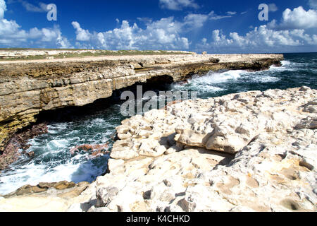 Antigua, felsige Ufer und große Wellen auf die Teufelsbrücke Stockfoto