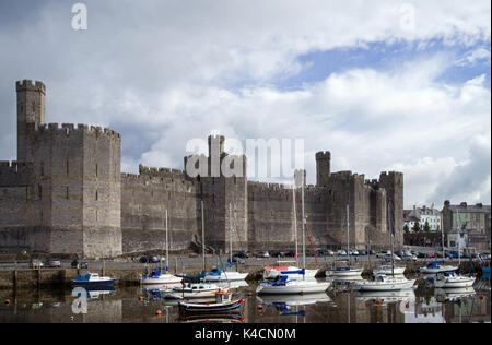 Caernarfon Castle ist eine mittelalterliche Burg in der Stadt Caernarfon im Norden von Wales. Es ungefähr um 1285 von Edward 1. abgeschlossen wurde. Stockfoto