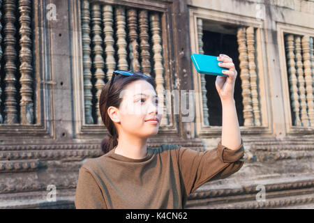 Weibliche Reisende selfie mit Ihrem Smartphone in Angkor Wat Kambodscha siem reap Stockfoto