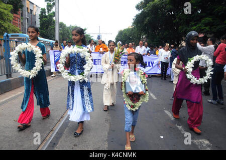 Kolkata, Indien. 05 Sep, 2017. Schüler, sozialen Aktivisten und Menschen unterschiedlicher Religion in einem Frieden Rallye durch das Gebet des 20. Todestages von Mutter Teresa am 5. September zu gedenken, gefolgt teilnehmen, 2017 in Kalkutta. Credit: Saikat Paul/Pacific Press/Alamy leben Nachrichten Stockfoto