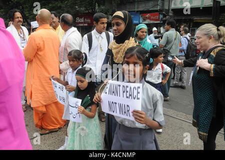 Kolkata, Indien. 05 Sep, 2017. Schüler, sozialen Aktivisten und Menschen unterschiedlicher Religion in einem Frieden Rallye durch das Gebet des 20. Todestages von Mutter Teresa am 5. September zu gedenken, gefolgt teilnehmen, 2017 in Kalkutta. Credit: Saikat Paul/Pacific Press/Alamy leben Nachrichten Stockfoto