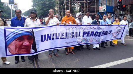 Kolkata, Indien. 05 Sep, 2017. Schüler, sozialen Aktivisten und Menschen unterschiedlicher Religion in einem Frieden Rallye durch das Gebet des 20. Todestages von Mutter Teresa am 5. September zu gedenken, gefolgt teilnehmen, 2017 in Kalkutta. Credit: Saikat Paul/Pacific Press/Alamy leben Nachrichten Stockfoto