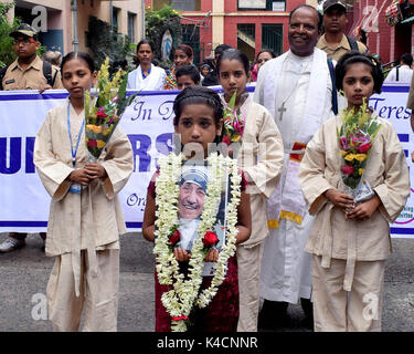 Kolkata, Indien. 05 Sep, 2017. Schüler, sozialen Aktivisten und Menschen unterschiedlicher Religion in einem Frieden Rallye durch das Gebet des 20. Todestages von Mutter Teresa am 5. September zu gedenken, gefolgt teilnehmen, 2017 in Kalkutta. Credit: Saikat Paul/Pacific Press/Alamy leben Nachrichten Stockfoto