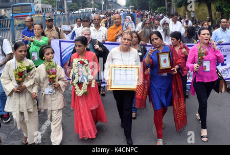 Kolkata, Indien. 05 Sep, 2017. Schüler, sozialen Aktivisten und Menschen unterschiedlicher Religion in einem Frieden Rallye durch das Gebet des 20. Todestages von Mutter Teresa am 5. September zu gedenken, gefolgt teilnehmen, 2017 in Kalkutta. Credit: Saikat Paul/Pacific Press/Alamy leben Nachrichten Stockfoto